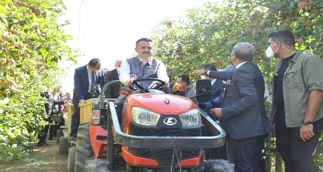 Bakan Pakdemirli, Karaman’da traktör kullanıp elma hasadı yaptı