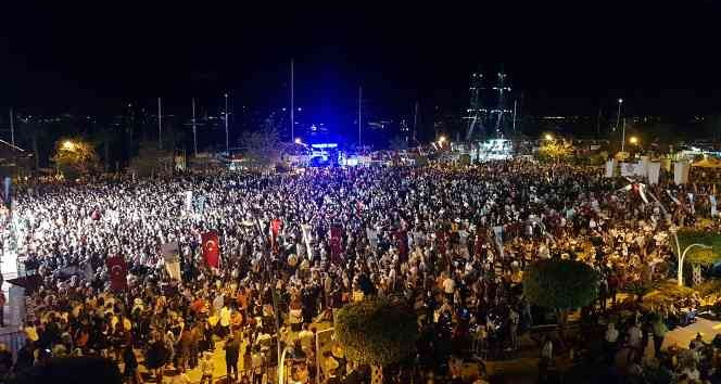 Haluk Levent ve Kızılordu Korosu, Fethiye’de Cumhuriyet marşlarını seslendirdi