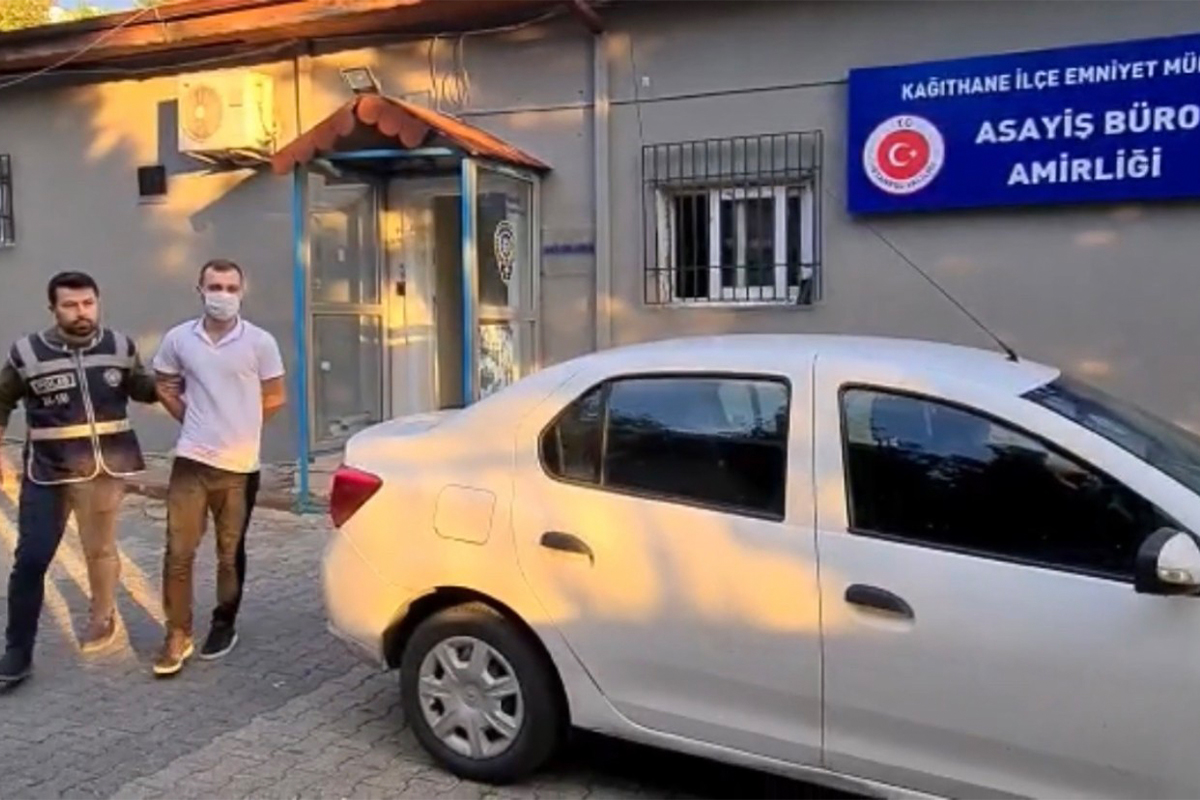 İstanbul&#039;da hırsızlar ayaklarıyla camını kırdıkları işyerini soydu