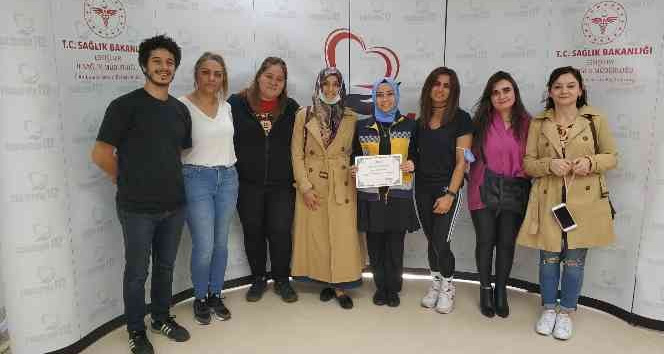 Eğitim alan sağlık çalışanları sertifikalarını aldı, işaret diliyle klip çekti