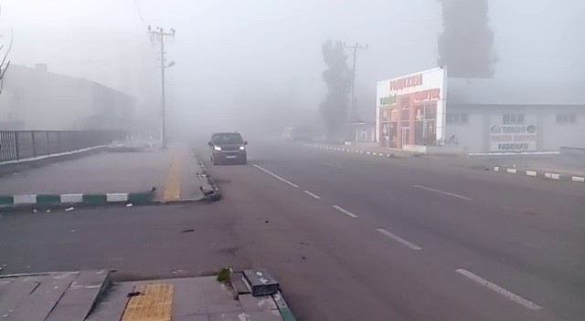 Göle’de etkili olan yoğun sis trafiği olumsuz yönde etkiliyor