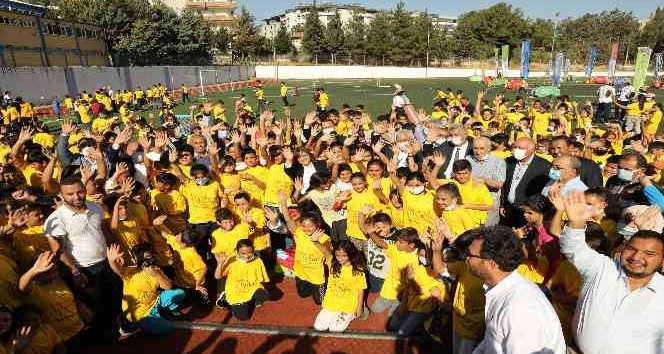 Gaziantep Büyükşehir ilçe spor şenliklerinin startını Nurdağı’nda verdi