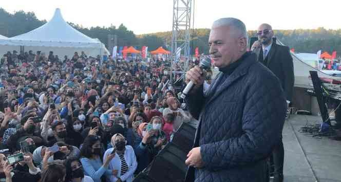 AK Parti Genel Başkanvekili Yıldırım, festivalde öğrencilerle Âşık Veysel’in türküsünü söyledi