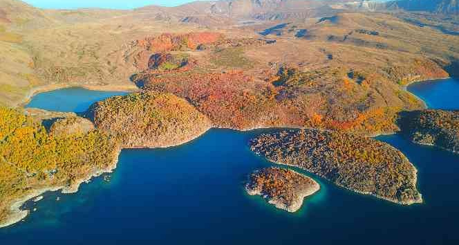 Nemrut Krater Gölü’nün sonbahar güzelliği havadan görüntülendi