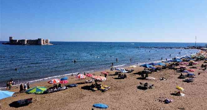 Hava sıcaklığı 33 dereceyi buldu, tatilciler Kızkalesi’ne akın etti
