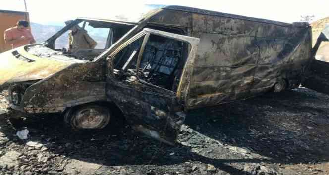 Harareti yükselen minibüs alev alev yandı