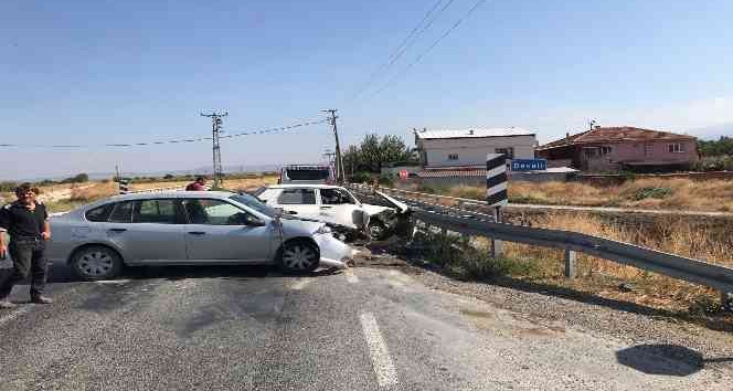 Manisa’da iki otomobil çarpıştı: 3 yaralı