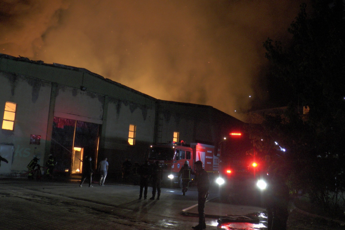 kayseri de fabrika yangini alevler geceyi aydinlatti