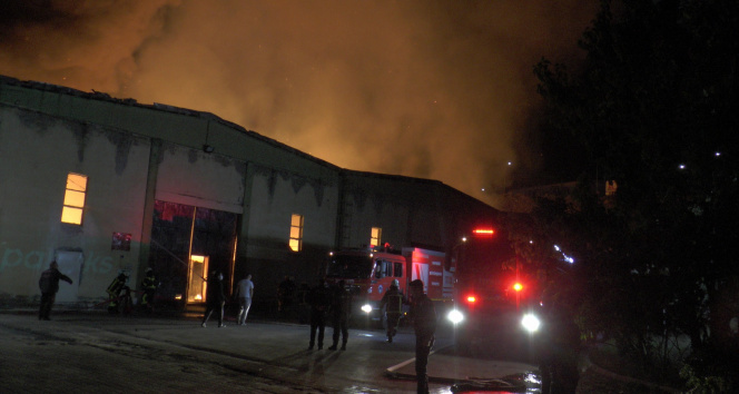 Kayseride fabrika yangını: alevler geceyi aydınlattı