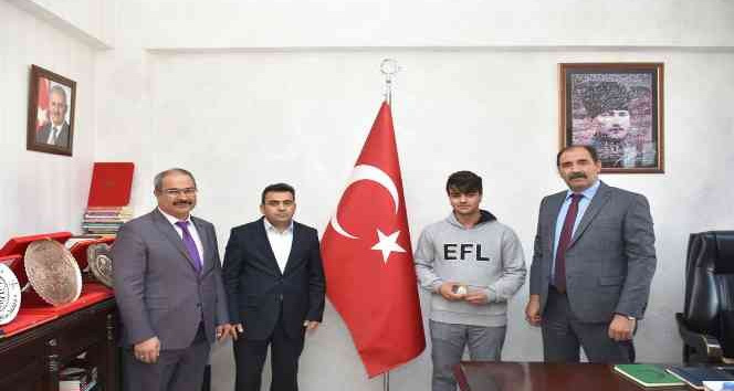 212 proje arasından mansiyon ödülü alan Erzincanlı öğrenci ödüllendirildi