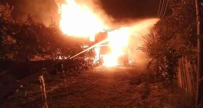 Kastamonu’da iki katlı ahşap ev alev alev yandı: 1 yaralı