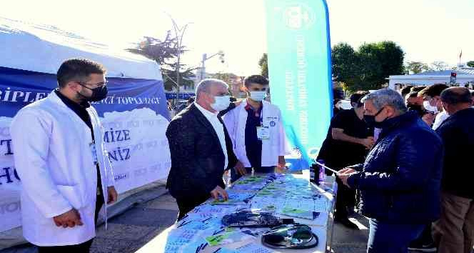 Vali Akın, aşı standını gezdi