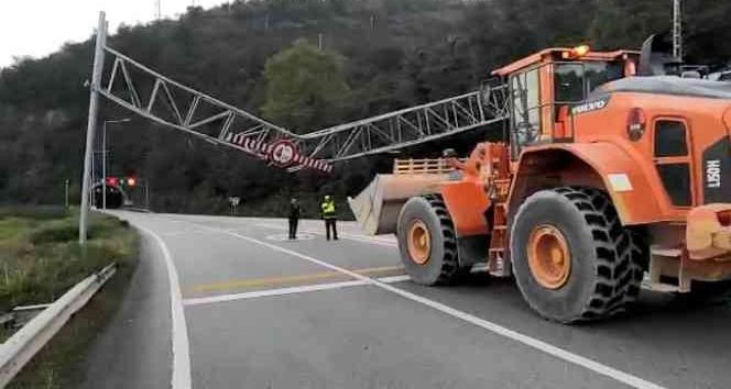 TIR’ın dorsesi tabelaya takıldı