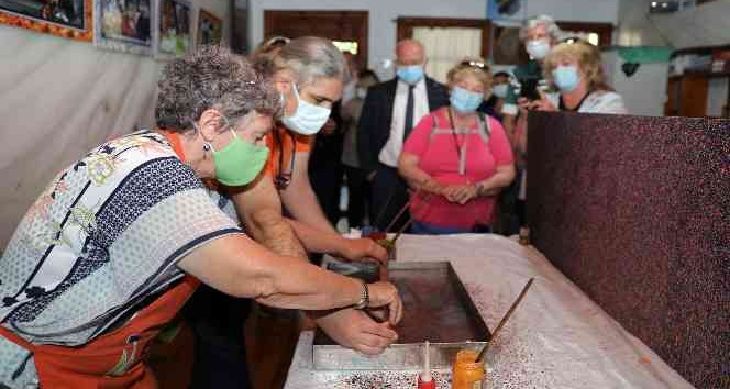 ABD’li turistler Ebru sanatına merek sardı