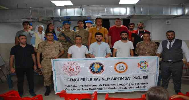 Silopi’de öğrencilere tiyatro gösterisi