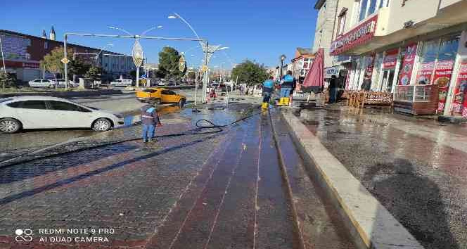 Çaldıran Belediyesi ana yolları sabunlu suyla yıkadı