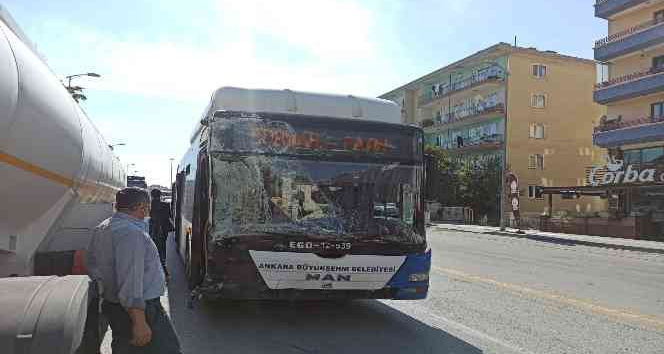 Başkent’te belediye otobüsü ile servis minibüsünün karıştığı zincirleme kazada 8 kişi yaralandı