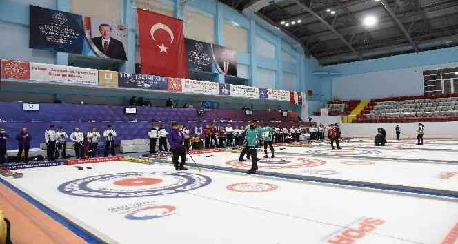 Curling 2022 Kış Olimpiyat Oyunları ön eleme müsabakaları Erzurum’da devam ediyor
