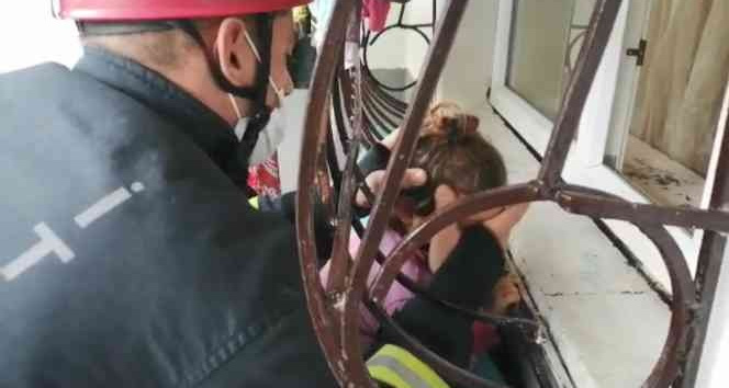 Başı pencere demirine sıkışan çocuğu itfaiye kurtardı