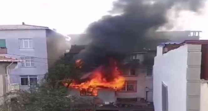 Ataşehir’de korkutan yangın:3 katlı apartman kullanılamaz hale geldi
