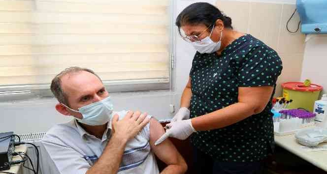 Yerli aşı &quot;TURKOVAC&quot; İzmir’de gönüllü vatandaşlara ilk kez uygulandı