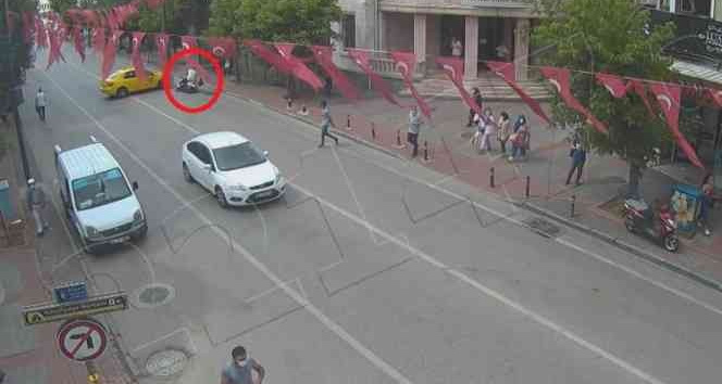 (Özel) Bursa’da motosiklet sürücülerinin ölümden döndüğü anlar kameralara yansıdı