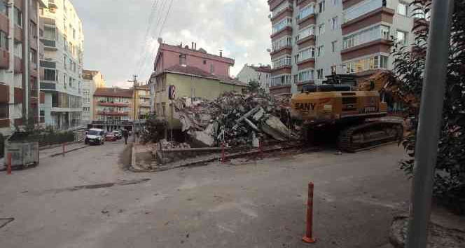 Yıkılan bina elektrik tellerine çarptı, ortalık savaş alanına döndü