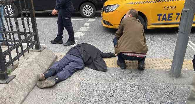 (ÖZEL) Beyoğlu’nda taksinin yaşlı adama çarptığı anlar kamerada