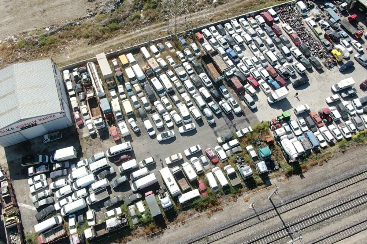 Milyonlarca liralık araçlar otoparklarda çürüyor