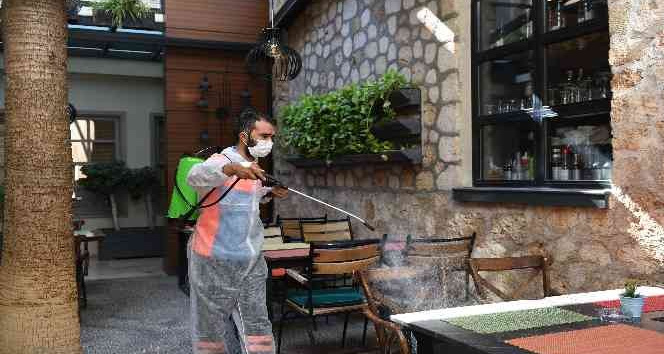 Muratpaşa Belediyesi’nden festival öncesi Kaleiçi’nde dezenfekte  çalışması