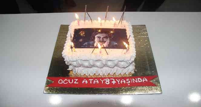 Oğuz Atay’ı doğum gününü, memleketinde pasta keserek kutladılar
