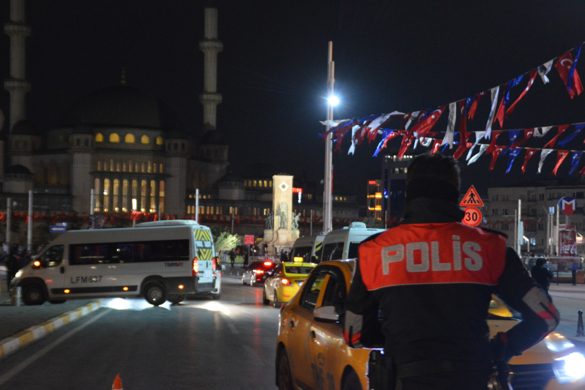 Taksim'de polisin denetlediği taksiciye yoldan geçen kadından küfürlü tepki
