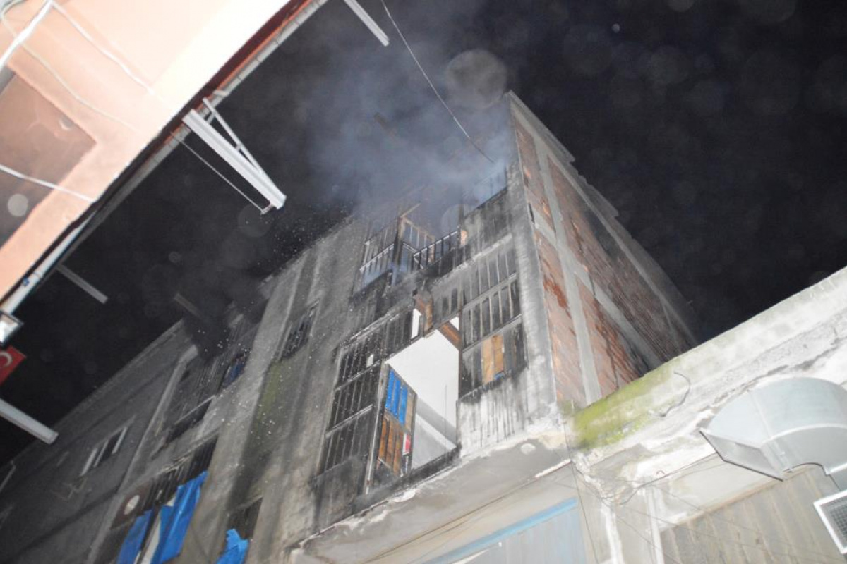 Bayrampaşa’da cila atölyesinde yangın: 1 itfaiye eri dumandan etkilendi