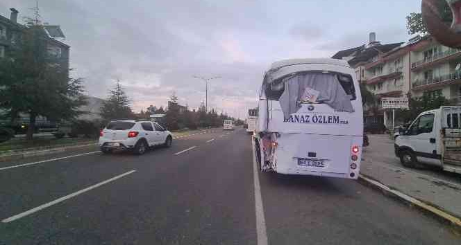 Şoförü uyuduğu iddia edilen otobüs minibüse çarptı: 3 yaralı