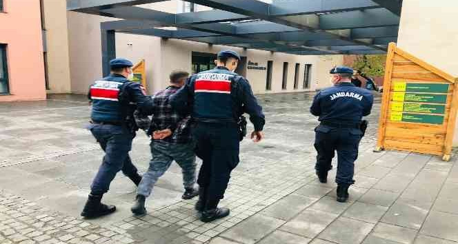 Hırsızlık için girdiği okulun çatısında yakalandı