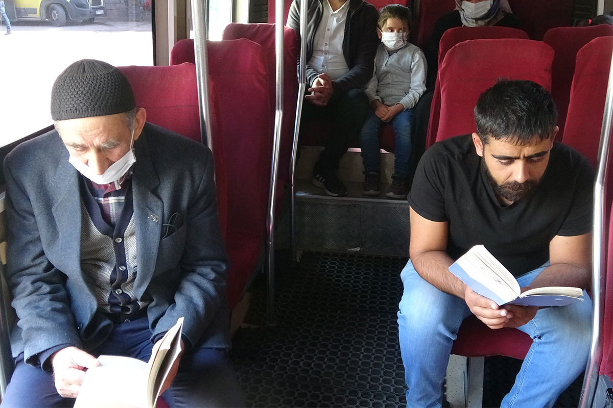 Minibüs şoförü kitap sevgisini yolcularına aşılıyor