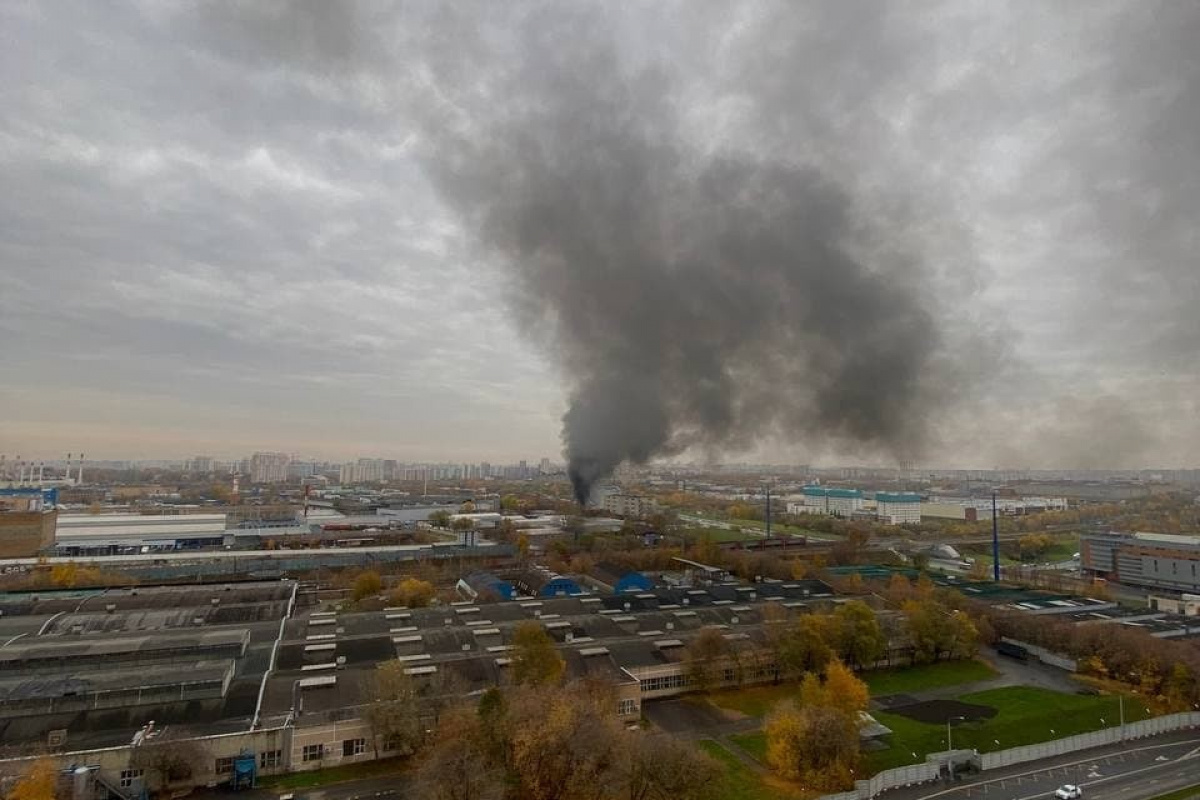Rusya&#039;da park halindeki 10 otomobil alev alev yandı