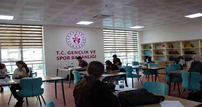 Gençlik Merkezinde hem spor yapıyorlar hem sınavlara hazırlanıyorlar
