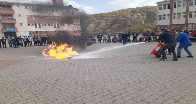 Bingöl’de öğrencilere yangın ve deprem eğitimi verildi