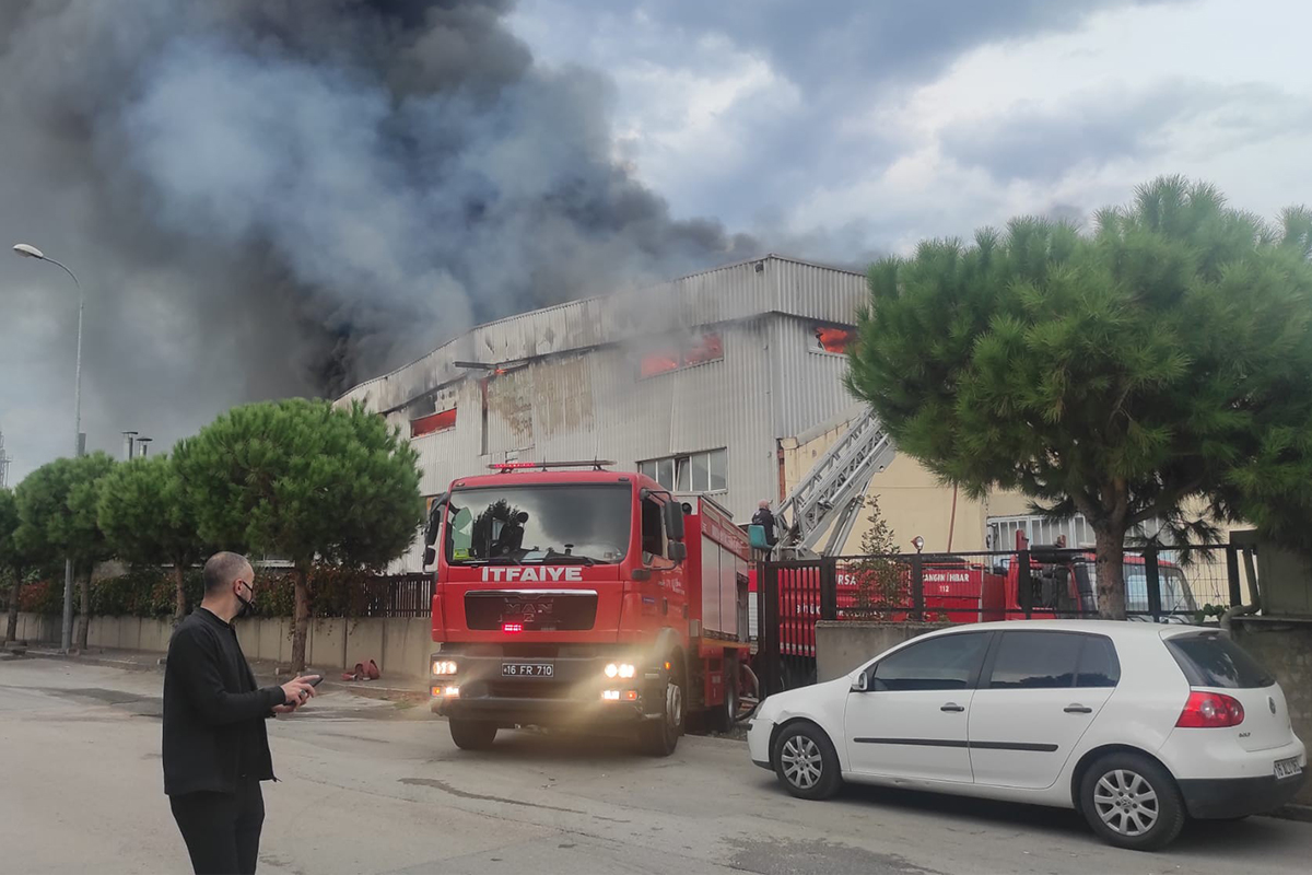 Bursa&#039;da tekstil fabrikasındaki yangın kontrol altına alındı