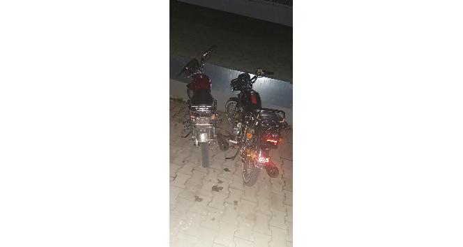 Ruhsatsız motosikletlerle yarış yaparken yakalandılar