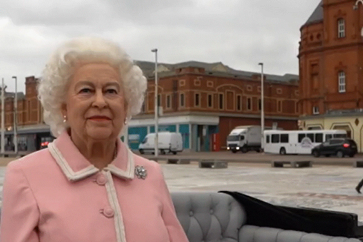 Kraliçe II. Elizabeth&#039;in balmumu heykeli İngiltere sokaklarında dolaştırıldı