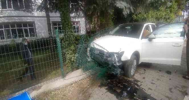 Otomobil okul bahçesinin demir çitlerine çarptı, sürücü burnu bile kanamadan kurtuldu