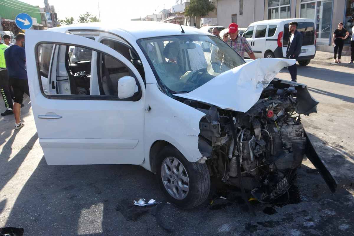 Adana&#039;da iki hafif ticari araç kafa kafaya çarpıştı: 13 yaralı
