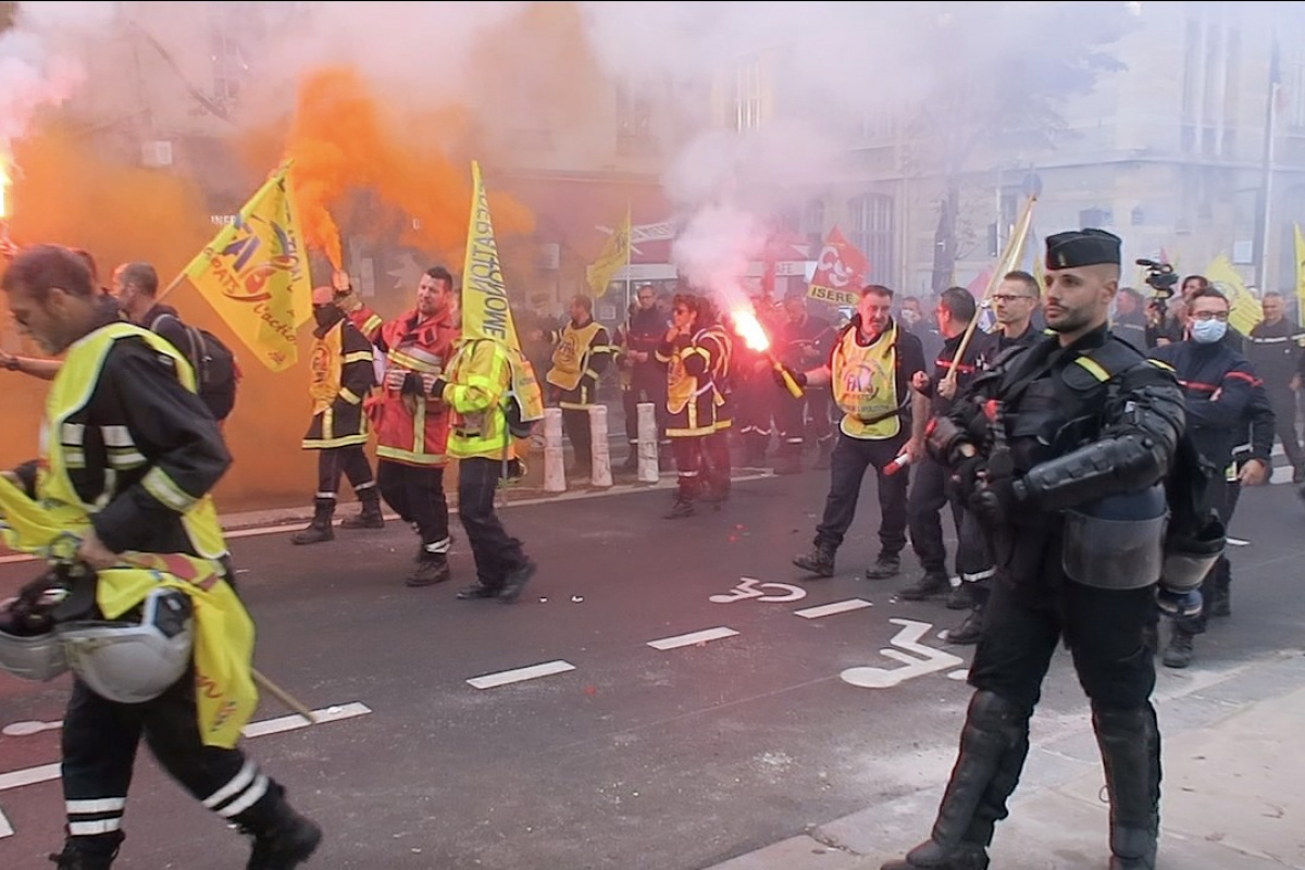 Paris&#039;te yüzlerce öfkeli itfaiyeciden, ses ve sis bombalı protesto gösterisi
