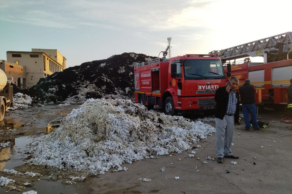 Bismil’de pamuk fabrikasındaki yangında, 2,5 ton pamuk kül oldu