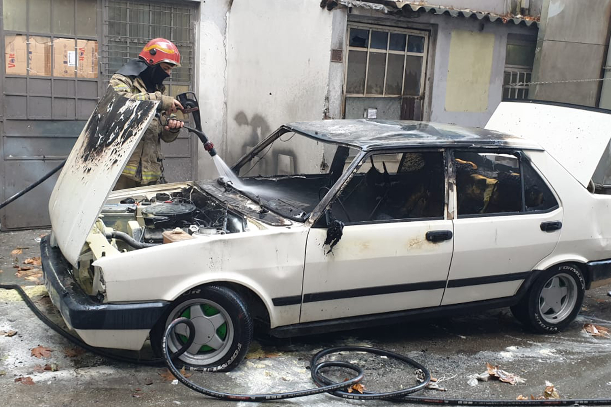 LPG&#039;li araç alev alev yandı, vatandaşlar film izler gibi seyretti
