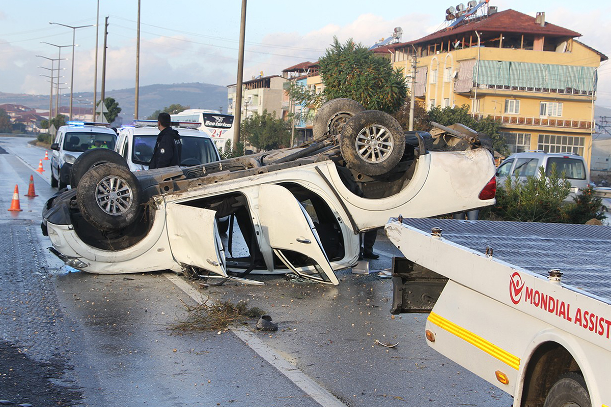 Kontrolden çıkan kamyonet takla atıp karşı şeride geçti: 3 yaralı