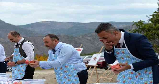 Belediye başkanları ’Nar yeme’ ve ’Nar suyu sıkma’ yarışmasında kıyasıya yarıştı