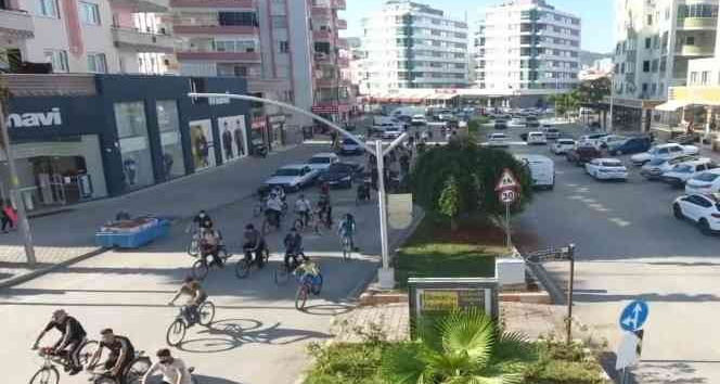Adana’da pedallar sağlıklı yaşam için çevrildi